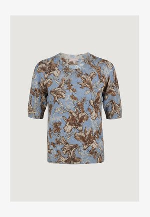 Top de punto azul de manga corta con un gran estampado floral marrón y beige y escote redondo sobre un fondo liso.