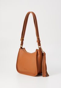 Borsa a spalla in pelle marrone con superficie testurizzata, chiusura con zip, tracolla regolabile e dettaglio decorativo con frange. Forma compatta e curvata.