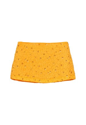 Gelber Minirock mit kleinen floralen Pailletten und Perlenverzierungen auf Stoff, vor weißem Hintergrund gezeigt.