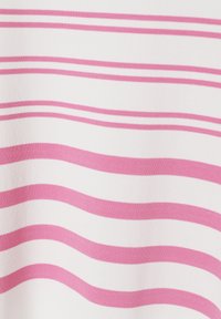Weißer Stoff mit horizontalen, rosa Streifen unterschiedlicher Dicke. Glatte Textur, weiches Material. Die Streifen erzeugen ein wellenförmiges Muster über die Oberfläche.