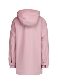 Chaqueta impermeable rosa con capucha, puños elásticos y una textura suave, con un diseño minimalista y sin patrones ni detalles de hardware visibles.