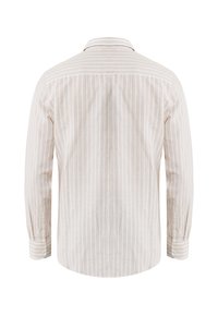 Camicia a maniche lunghe a righe in beige chiaro e bianco, con colletto a punta e polsini abbottonati, dotata di un orlo curvo.