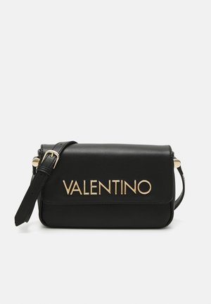 Zwarte leren schoudertas met verstelbare band en gouden Valentino-logo op de voorflap tegen een witte achtergrond.