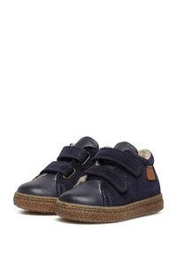 Dětské boty námořnické modré barvy se dvěma suchými zipy, svršek z semišové kůže, kožená špička a texturovaná hnědá gumová podrážka. Měkké podšívka pro pohodlí.