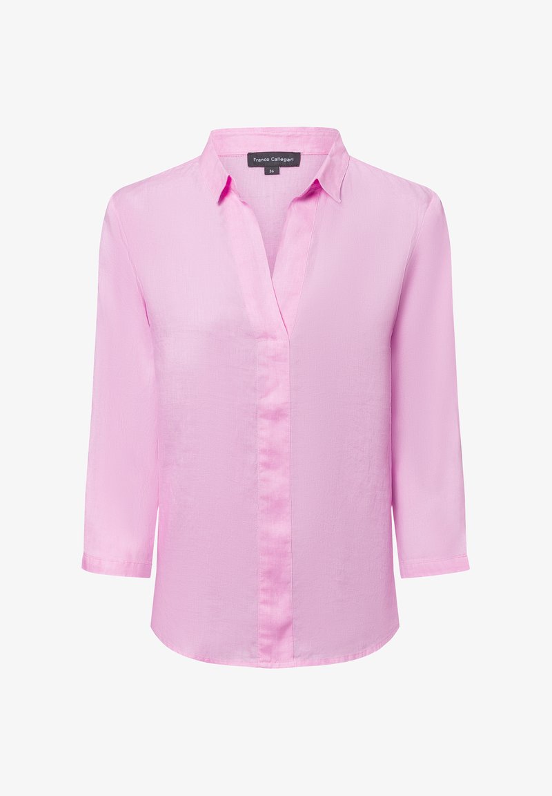 Lichtroze blouse met kraag en driekwartmouwen, gemaakt van een gladde stof, met een lichte glans en een knoopsluiting aan de voorkant.