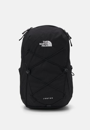 Černý batoh vyrobený z odolné tkaniny, s designem bungee lana, nastavitelnými popruhy a výrazně zobrazeným logem "THE NORTH FACE".