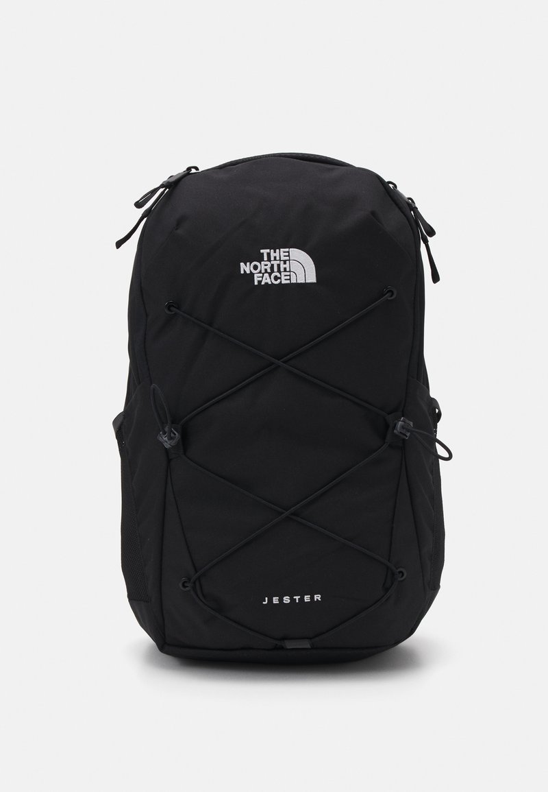 Čierny batoh vyrobený z odolnej tkaniny, so vzorom bungee cord, nastaviteľnými popruhmi a výrazne zobrazeným logom "THE NORTH FACE".