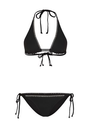 Μαύρο μπικίνι με halter top που διαθέτει λευκές ραφές κατά μήκος των άκρων. Το κάτω μέρος έχει κορδόνια στα πλάγια και παρόμοιες λευκές λεπτομέρειες.