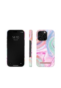 Telefoncase med et marmorering design i pastelfarverne lyserød, blå og grøn, med en glat overflade og et sølvlogo som accent.