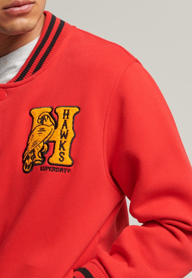 Herren Leichte Jacken | Superdry COLLEGIATE Bomberjacke rebel red/rot - VK00104 Herren Leichte Jacken | Superdry COLLEGIATE Bomberjacke rebel red/rot - VK00104