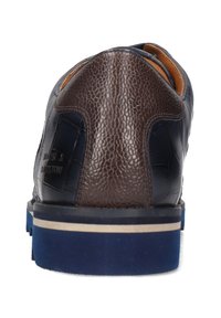 Scarpa in pelle marrone con dettagli a trama, con suola blu e interno beige. La vista posteriore evidenzia i materiali e il design a contrasto.