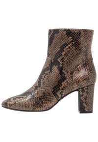 Ankle boot in brown textured synthetic material with a snake print pattern, pointed toe, and a mid-height block heel. Side slit detail.