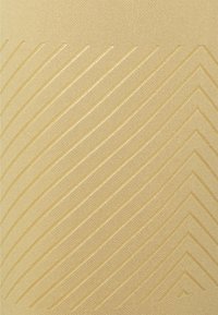 Tecido texturizado em bege claro com linhas diagonais e um brilho subtil, criando um padrão em zigzag na superfície.