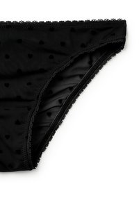 Černé bikiny z hladkého, texturovaného materiálu s malým vzorem srdíček, s jemnou krajkovou lemovkou podél pasu.
