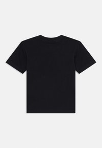 Svart bomull T-skjorte, kort erme, rund hals, glatt tekstur, ingen grafikk eller utsmykninger, enkel og ren design.