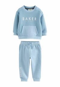 Lys blå sweatshirt og bukser i bomuldsblanding, der har ribbestruktur, forlommet lomme og "BAKER" trykt i hvidt på begge dele.