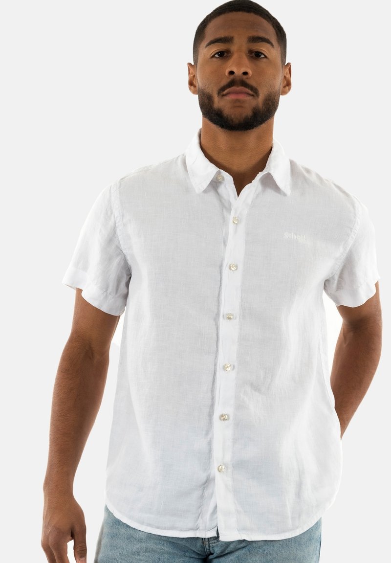 Camicia bianca a maniche corte, con collo, realizzata in lino, caratterizzata da una chiusura con bottoni, una trama sottile e un logo stampato sul lato sinistro.