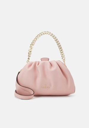 Miękka różowa torebka z rączką na złotym łańcuszku i dopasowanym paskiem na ramię, z subtelnym logo Michael Kors na środku z przodu.