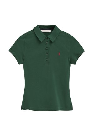 Dunkelgrünes Polohemd mit kurzen Ärmeln, fünf Knöpfen und einer kleinen roten Stickerei auf der linken Brust, mit klassischem Kragen und seitlichen Schlitzen.