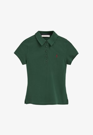 Dunkelgrünes Polohemd mit kurzen Ärmeln, fünf Knöpfen und einer kleinen roten Stickerei auf der linken Brust, mit klassischem Kragen und seitlichen Schlitzen.