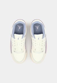 Baskets blanches et lilas clair avec une tige en cuir lisse, une languette rembourrée, une fermeture à lacets et le logo Jordan sur la languette et les côtés.