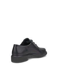 Scarpa da uomo in pelle nera con una finitura liscia, punta arrotondata e suola in gomma bassa. Presenta lacci e dettagli di cucitura discreti sul lato.