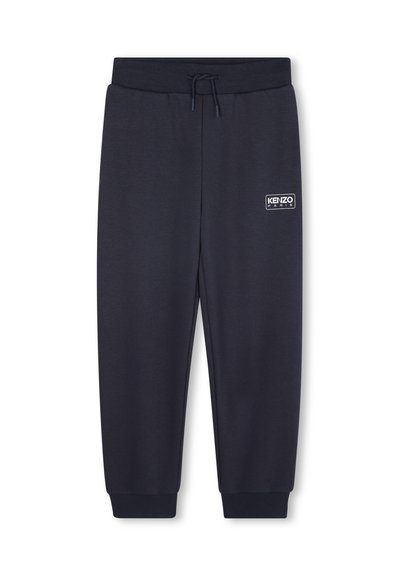 Donkerblauwe joggingbroek met elastische tailleband en trekkoord. Boorden bij de enkels en een gedrukt logo-label aan de voorkant links. Zachte stofstructuur.