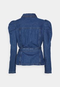 Mörkblå denimjacka med bälte i midjan, puffiga axlar och krage. Har en rak passform och synliga sömdetaljer.