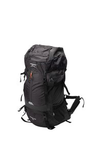 Černý venkovní batoh s velkým horním oddílem, nastavitelnými popruhy, více kapsami a texturovaným povrchem. Má přední zip a boční síťovanou kapsu.