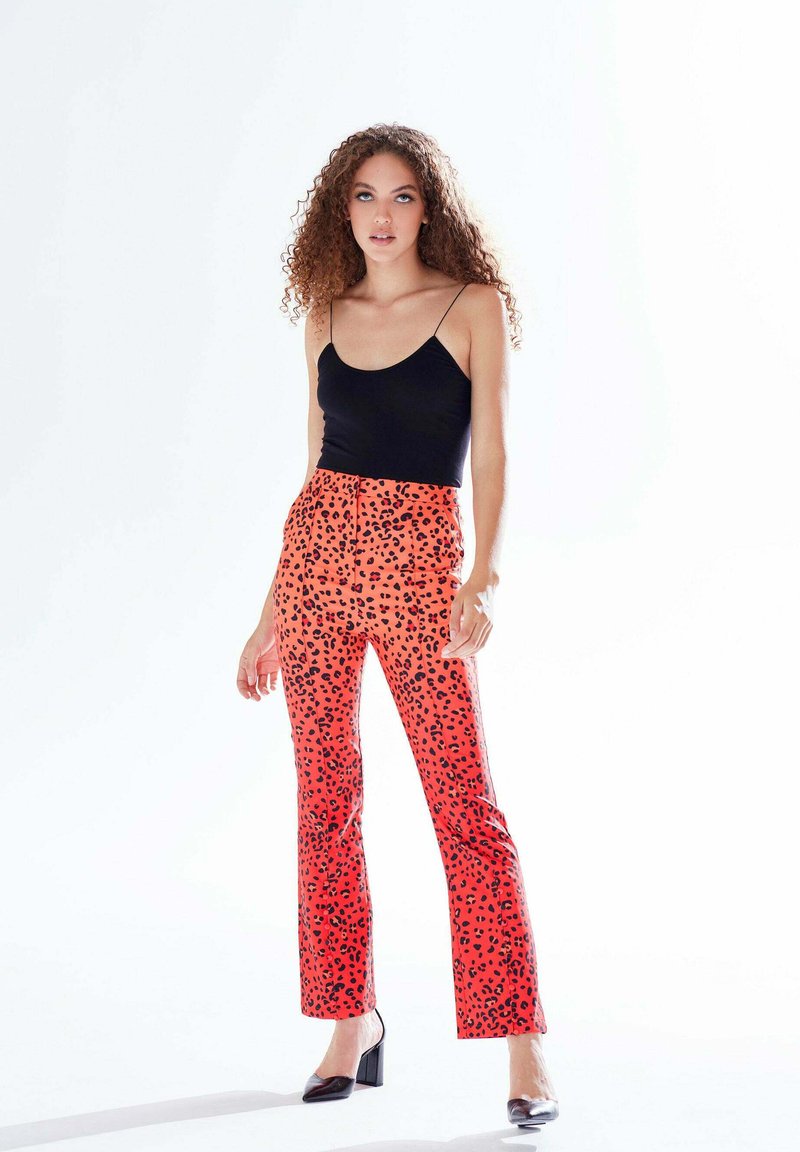 Liquorish LEOPARD PRINT OMBRE - Trousers - orange