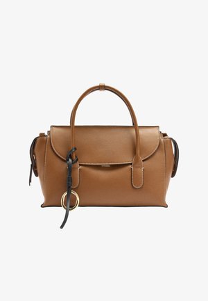 Brązowa skórzana torebka o strukturalnym kształcie, z górnym uchwytem, klapą zapinaną na zatrzask, kontrastującym przeszyciem oraz czarnym skórzanym paskiem z ozdobnym złotym pierścieniem.