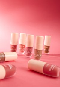 Seis botellas de maquillaje PUPA en varios tonos de rosa y marrón, con tapas de plástico lisas y etiquetas que dicen "Wonder Me Shake Blush" y "Shake Contour."