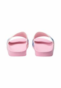 Roze flip-flops met een gestructureerde zool en brede banden met een kleurrijk ontwerp. De achteraanblik toont een eenvoudige, platte silhoutte.