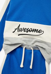Blå og grå sweatshirt med teksten "Awesome" i sort. Blødt stof, snoretræk, ribbet tekstur på håndleddene og taljen, kontrastfarver.
