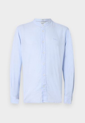 Cămașă bleu cu mâneci lungi, nasturi, guler mandarin și logo brodat subtil pe partea stângă a pieptului.