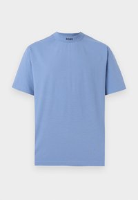 Γαλάζιο T-shirt με κοντά μανίκια και στρογγυλή λαιμόκοψη, με εκτυπωμένο το λογότυπο "BOSS" στο εσωτερικό του γιακά, εμφανιζόμενο σε λευκό φόντο.