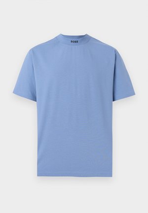 T-shirt bleu clair à manches courtes et col rond avec le logo "BOSS" imprimé à l'intérieur du col, présenté sur un fond blanc.