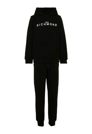 Felpa nera con cappuccio e pantaloni della tuta abbinati con "John Richmond" stampato in bianco sul petto della felpa.