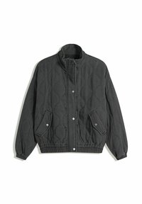 Črna prešita jakna z visokim ovratnikom, sprednjim zapenjanjem na pritisne gumbke, dvema žepoma s flapom in zapiranjem na pritisne gumbke ter elastičnima rokavoma in robom.