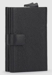 Portafoglio in pelle nera con una finitura testurizzata, dotato di chiusura a scatto e dettagli di cucitura, progettato per contenere in modo sicuro carte o contante.