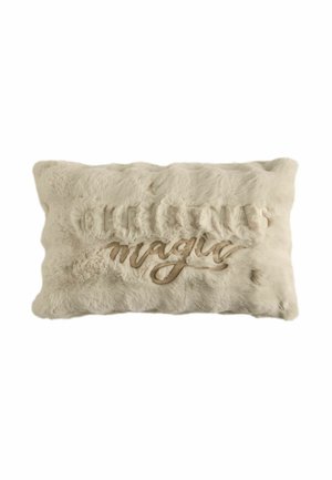 Rechteckiges beiges Kissen aus Kunstfell mit den Worten "Christmas magic" in Kursiv- und Blockbuchstaben vorne eingeprägt.
