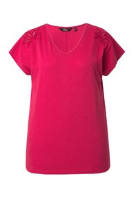 T-shirt rose en V à manches courtes, avec des détails de palmiers brodés sur les épaules et une texture de tissu douce et légère.