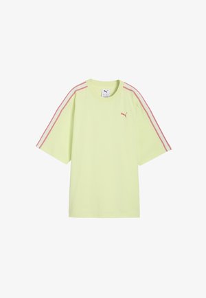 Jasnozielona krótka koszulka Puma z różowo-białymi paskami na rękawach i małym różowym logo Puma na piersi.