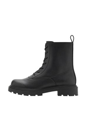 Bota de combate negra de cuero con cordones, suela gruesa de goma y lengüeta en la parte trasera, vista desde un lado.