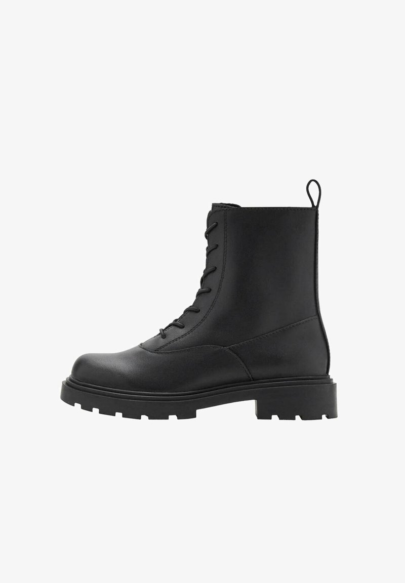 Botte de combat noire en cuir à lacets avec semelle épaisse en caoutchouc et languette à l’arrière, vue de côté.
