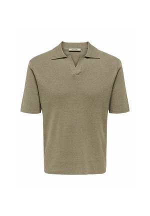 Polo in maglia verde oliva a maniche corte con collo a costine e apertura a V.
