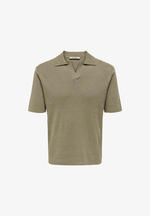 Polo in maglia verde oliva a maniche corte con collo a costine e apertura a V.