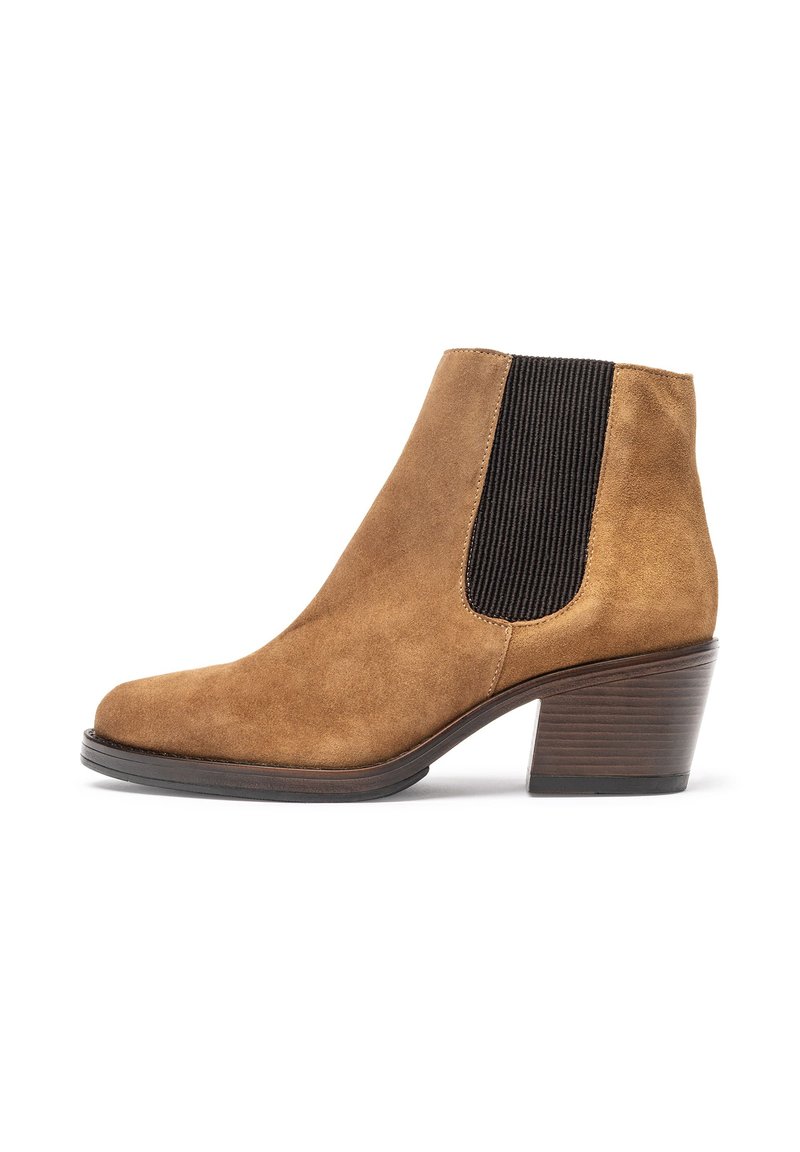 Bottines en daim marron avec un talon carré et un panneau élastique sur le côté. Design épuré avec une texture lisse et un matériel minimal.