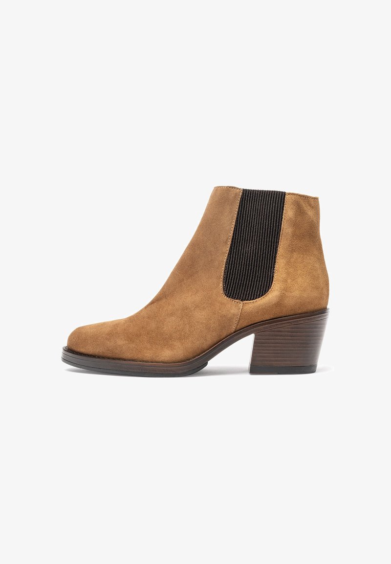 Bottines en daim marron avec un talon carré et un panneau élastique sur le côté. Design épuré avec une texture lisse et un matériel minimal.