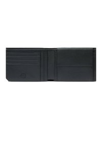 Cartera de cuero negro con múltiples ranuras para tarjetas, una textura suave y un diseño sencillo y minimalista con un bolsillo lateral.